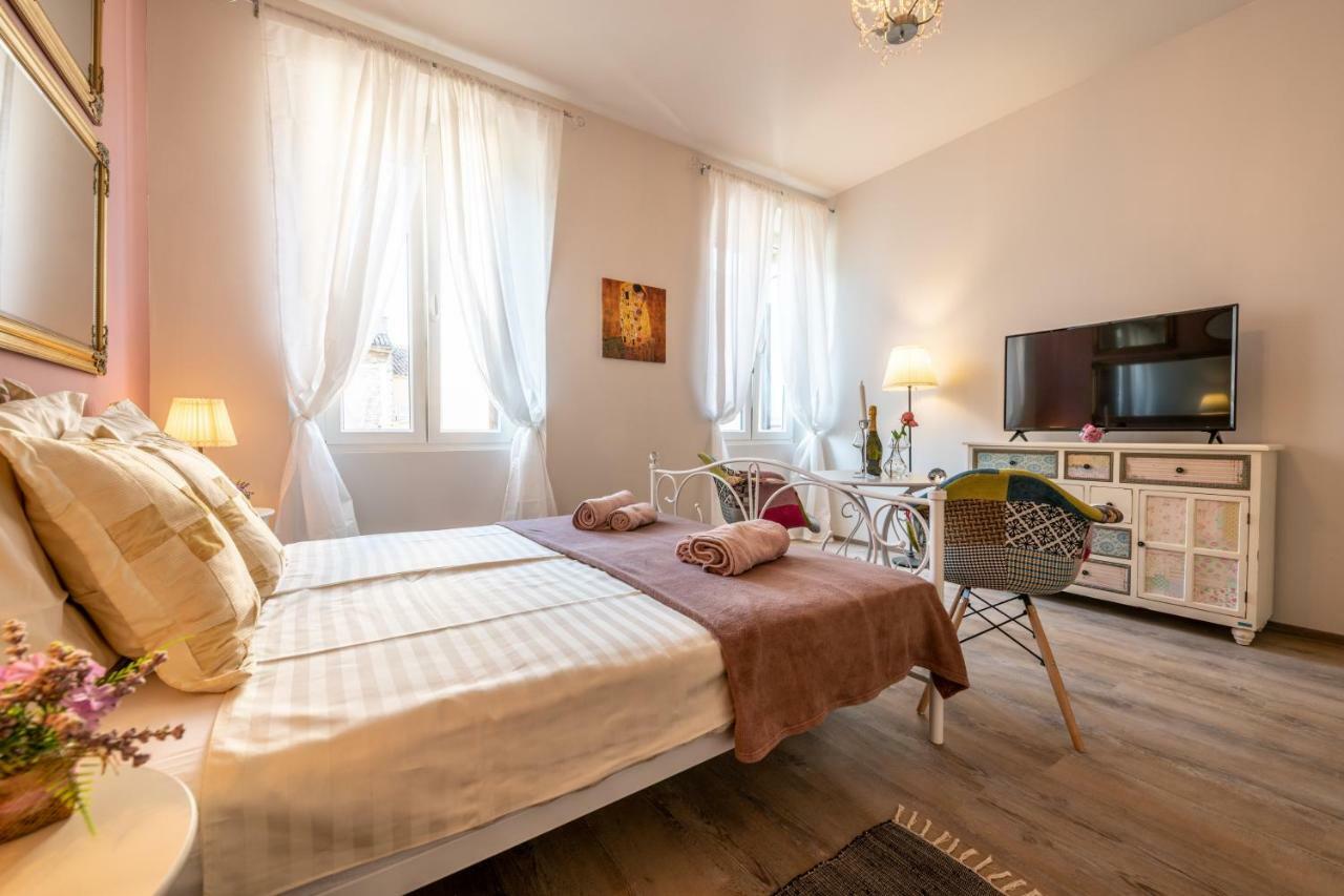 Old City Romantic Studios 3 Pula Exterior photo