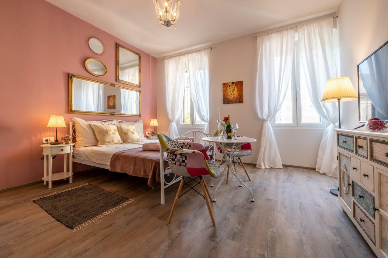 Old City Romantic Studios 3 Pula Exterior photo