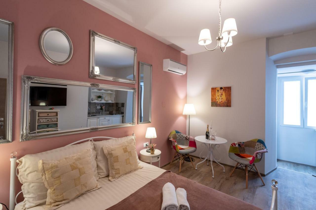 Old City Romantic Studios 3 Pula Exterior photo
